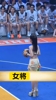 一击命中,美女在一众球员的围观下,稳稳命中一记罚球🏀