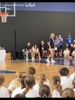 WNBA索菲坎安宁参加篮球训练营,跟孩子们互动单挑合影,氛围真好